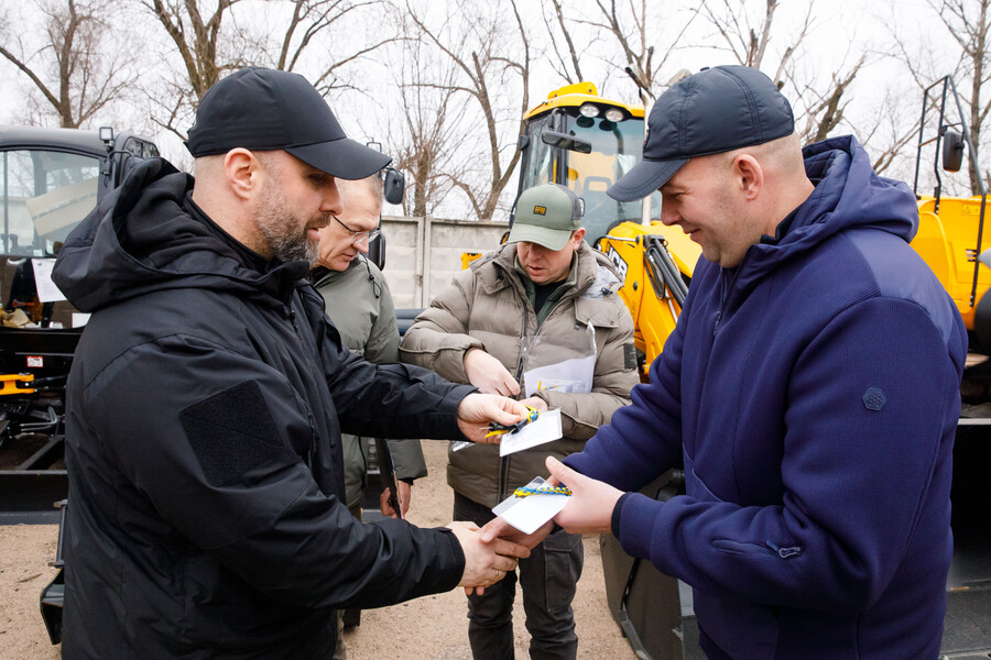 Чотири громади Харківщини отримали спеціалізовану техніку для комунальних підприємств