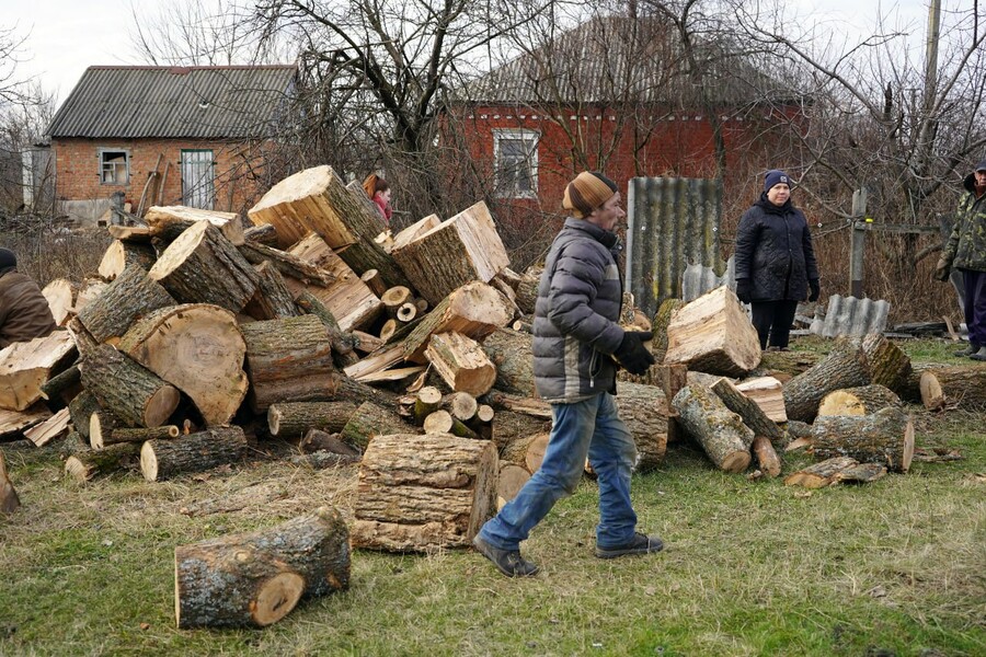 Жителів Чкаловської громади продовжують забезпечувати дровами